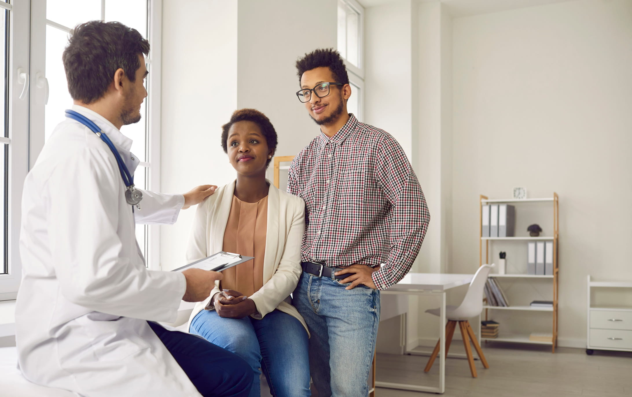 Fertiliteitsspecialist in gesprek met een stel over de vervolgstappen na de embryobeoordeling.
