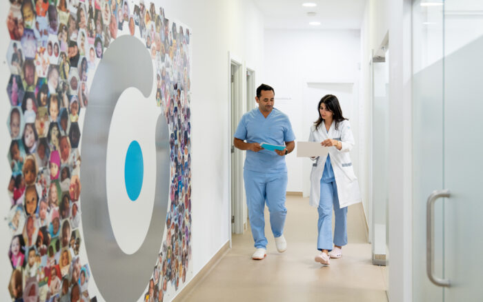 Equipa médica e de embriologia da Ferticentro a conversar sobre um caso clínico